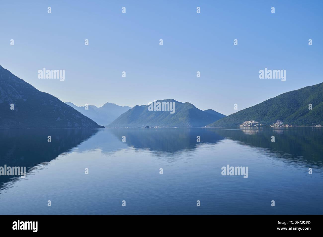 Morgenseelandschaft, Spiegelung der Berge im Meerwasser in Montenegro. Stockfoto