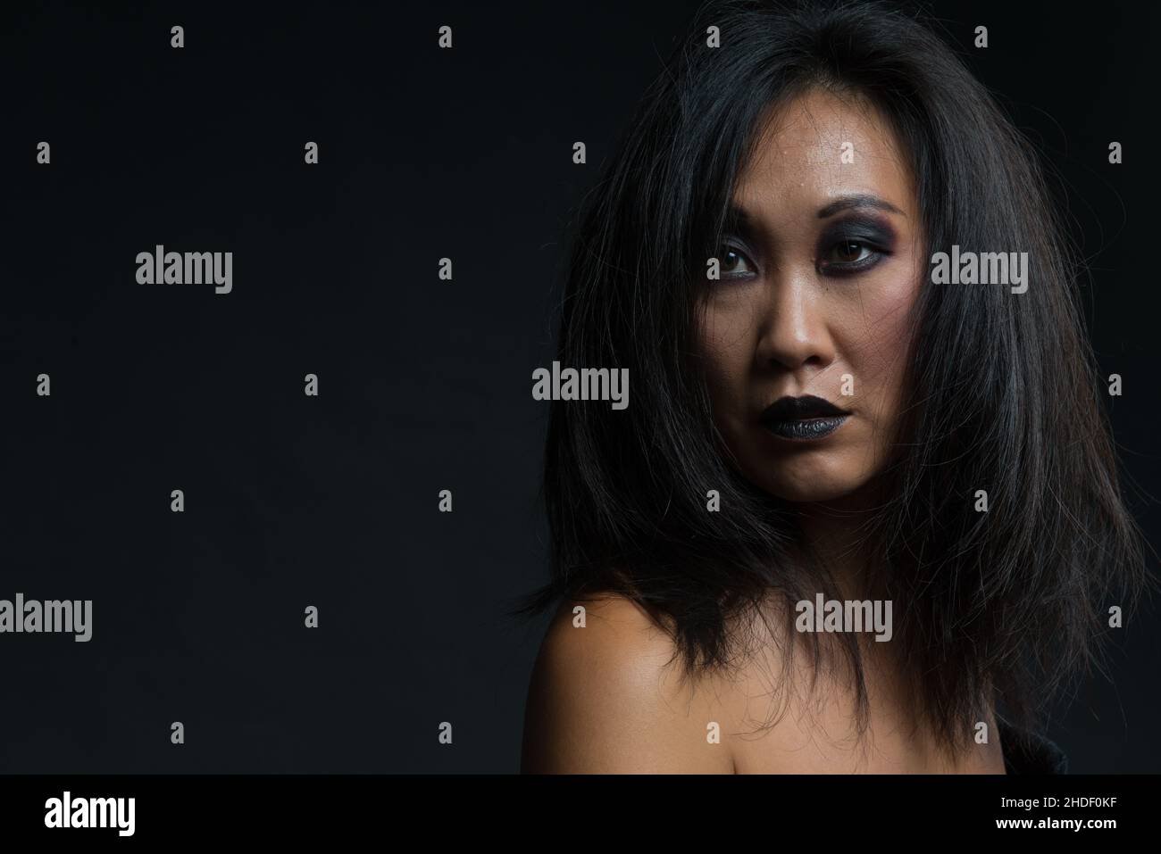 Profil der koreanischen Frau auf einem dunklen Hintergrund Stockfoto