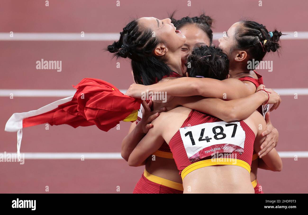 (220106) -- PEKING, 6. Januar 2022 (Xinhua) -- Team China feiert nach dem 4x100-m-Finale der Frauen bei den Olympischen Spielen 2020 in Tokio, Japan, 6. August 2021. (Xinhua/Li Gang) Stockfoto