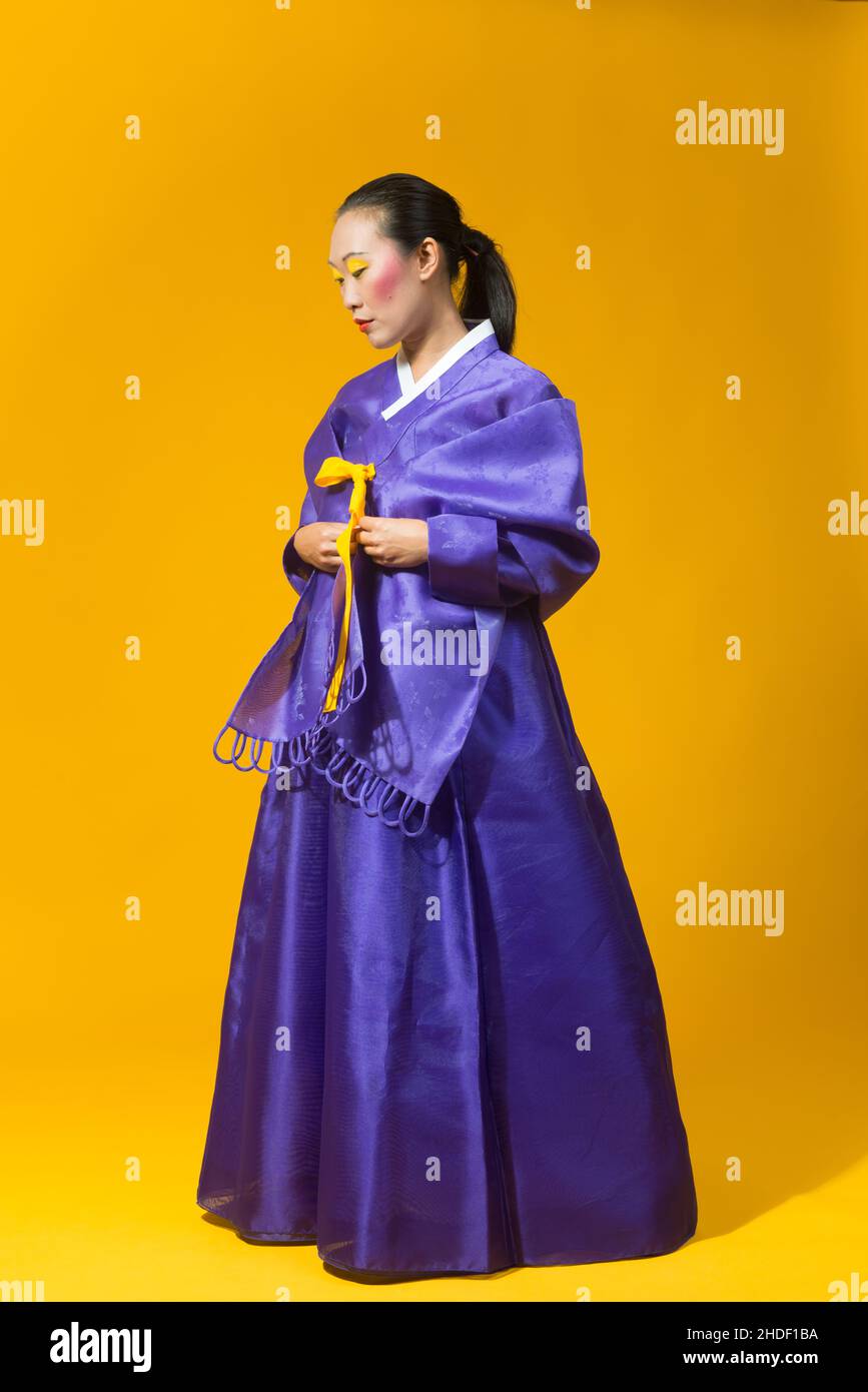 Koreanische Frau in der traditionellen Kleidung ihres Landes gekleidet Stockfoto