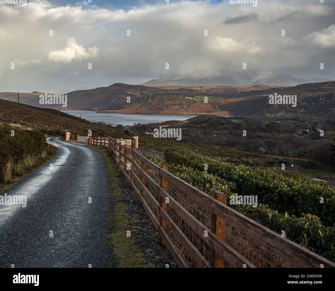Blick auf die leere Straße. Ring of Kerry, einer der irischen Loughs. Stockfoto