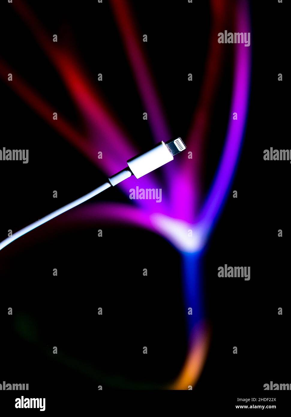 Nahaufnahme eines Apple Lightning-Kabels und -Anschlusses. Stockfoto