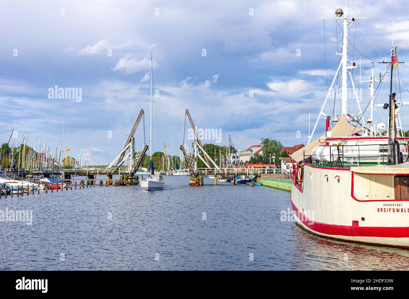 Hansestadt Greifswald, Mecklenburg-Vorpommern, Deutschland - 25. August 2014: Ein Segelboot fährt an der alten historischen Holzbascule vorbei Stockfoto