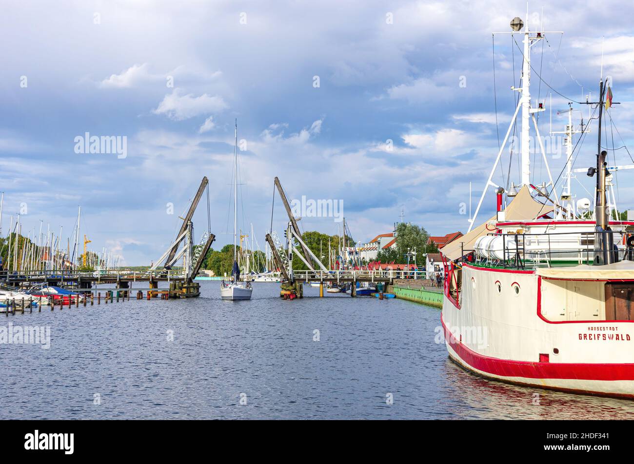 Hansestadt Greifswald, Mecklenburg-Vorpommern, Deutschland - 25. August 2014: Ein Segelboot fährt an der alten historischen Holzbascule vorbei Stockfoto