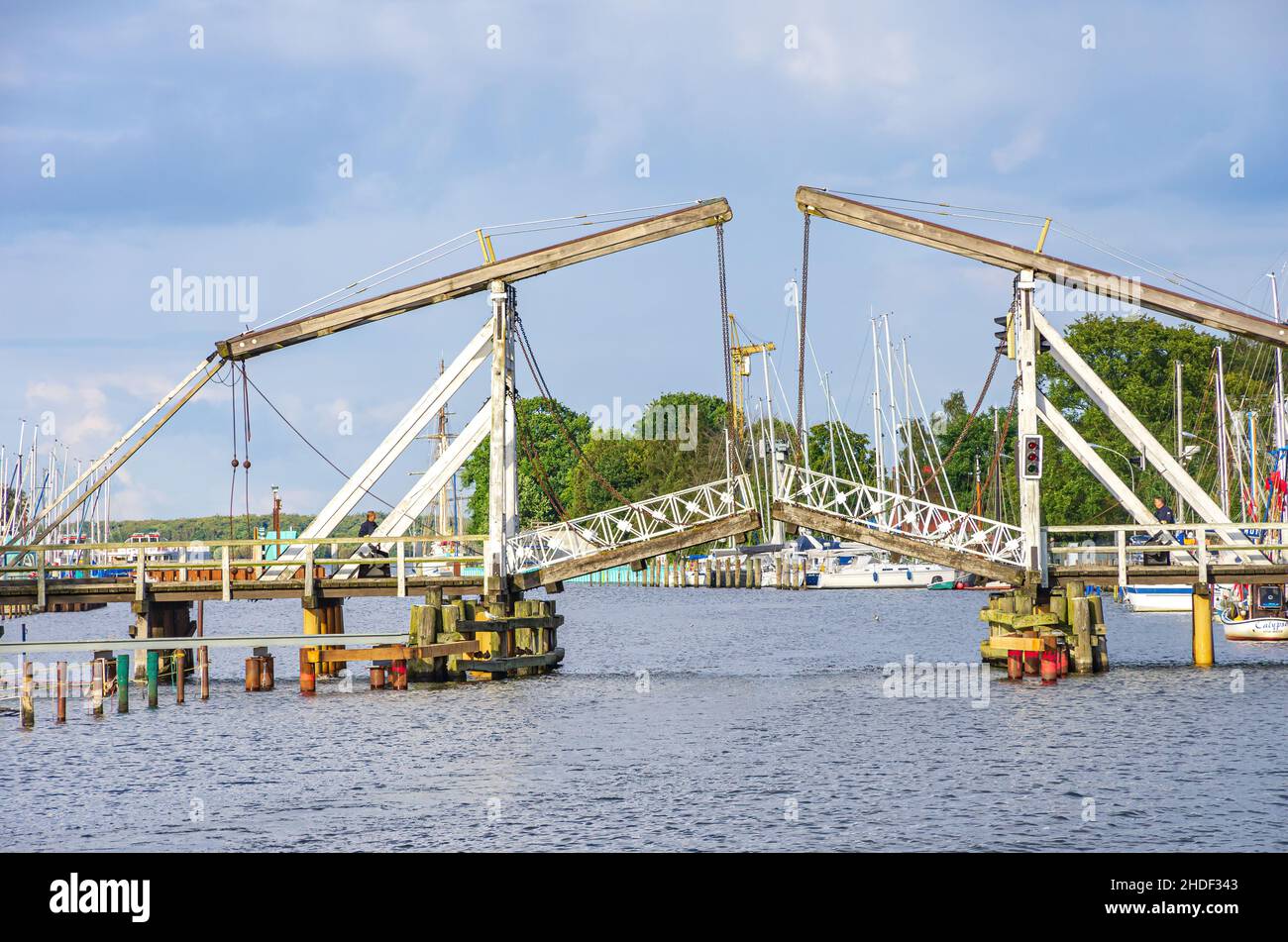 Malerischer Blick auf die alte Wieck-Holzbascule-Brücke über den Ryck, den Stadthafen Greifswald-Wieck, die Hansestadt Greifswald, Mecklenburg- Stockfoto