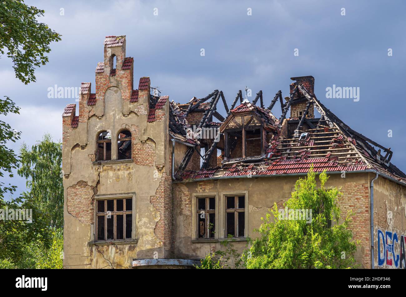 Hansestadt Greifswald, Mecklenburg-Vorpommern, Deutschland - 25. August 2014: Brandruine der alten Stadtvilla in der Schützenstraße 5 nach einem Brand Stockfoto