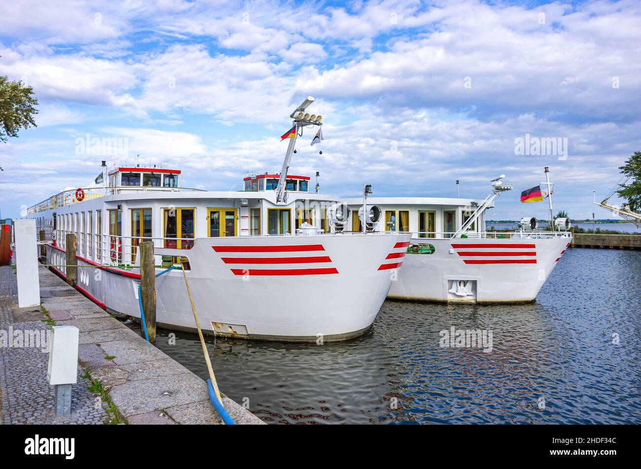 Hansestadt Greifswald, Mecklenburg-Vorpommern, Deutschland - 25. August 2014: Zwei Flusskreuzfahrtschiffe vertäuten im Stadthafen Greifswald-Wieck Stockfoto