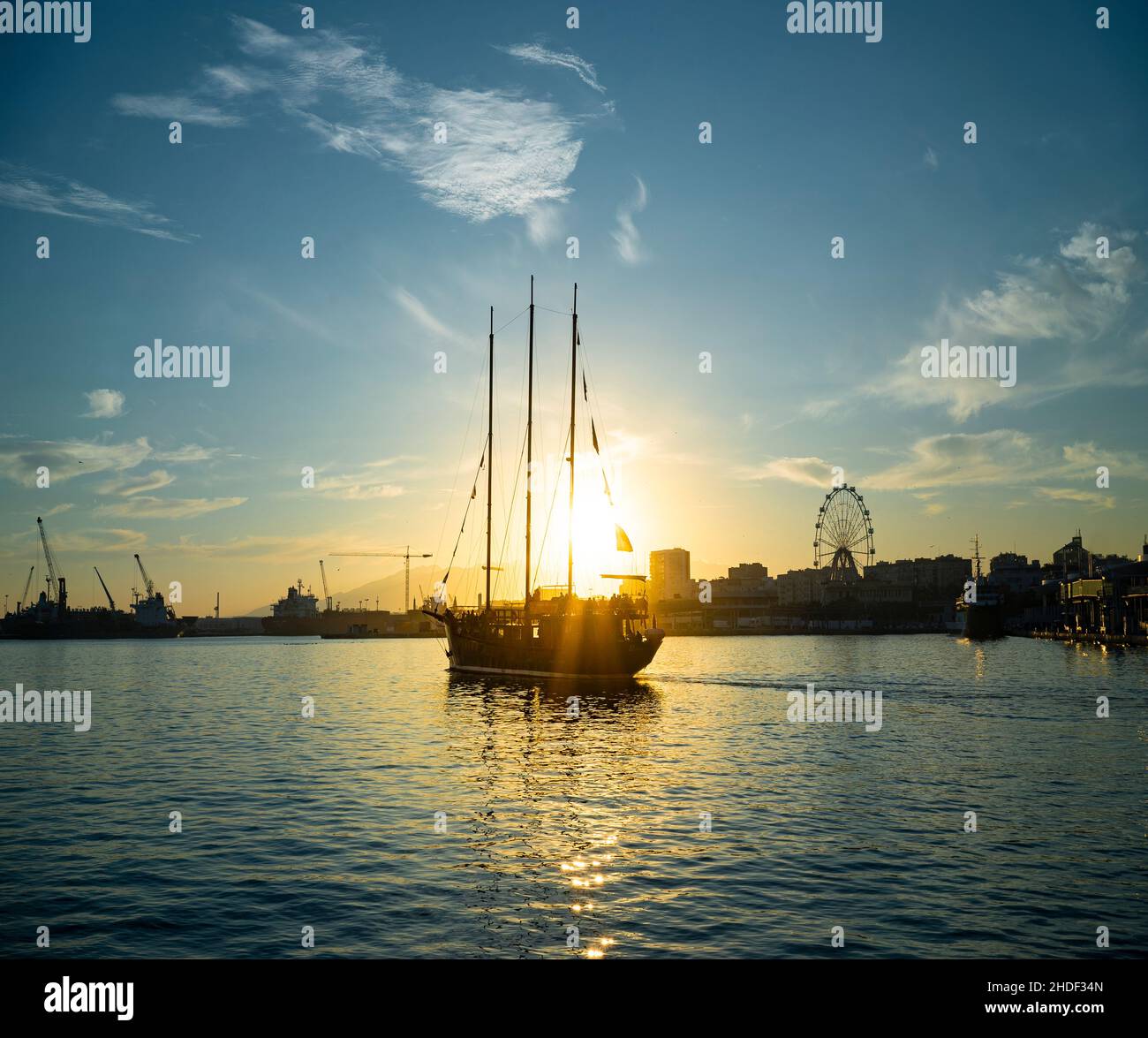 Segeltörn bei Sonnenuntergang im Hafen von Malaga. Andalusien. Spanien Stockfoto