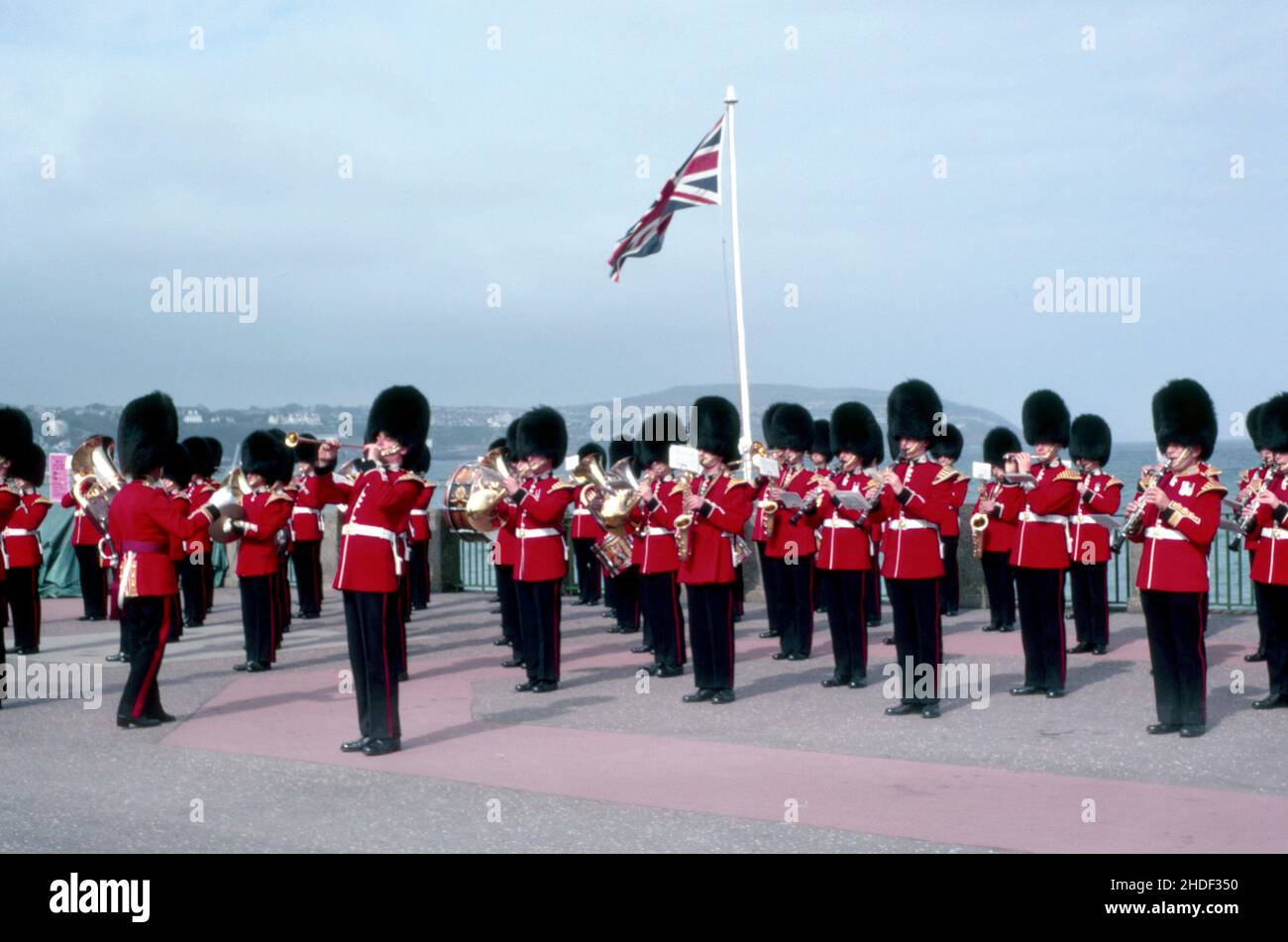Band der Schotten Wache spielt mit Union Jack fliegen gegen einen blauen Himmel. Militärband spielt Konzept Stockfoto
