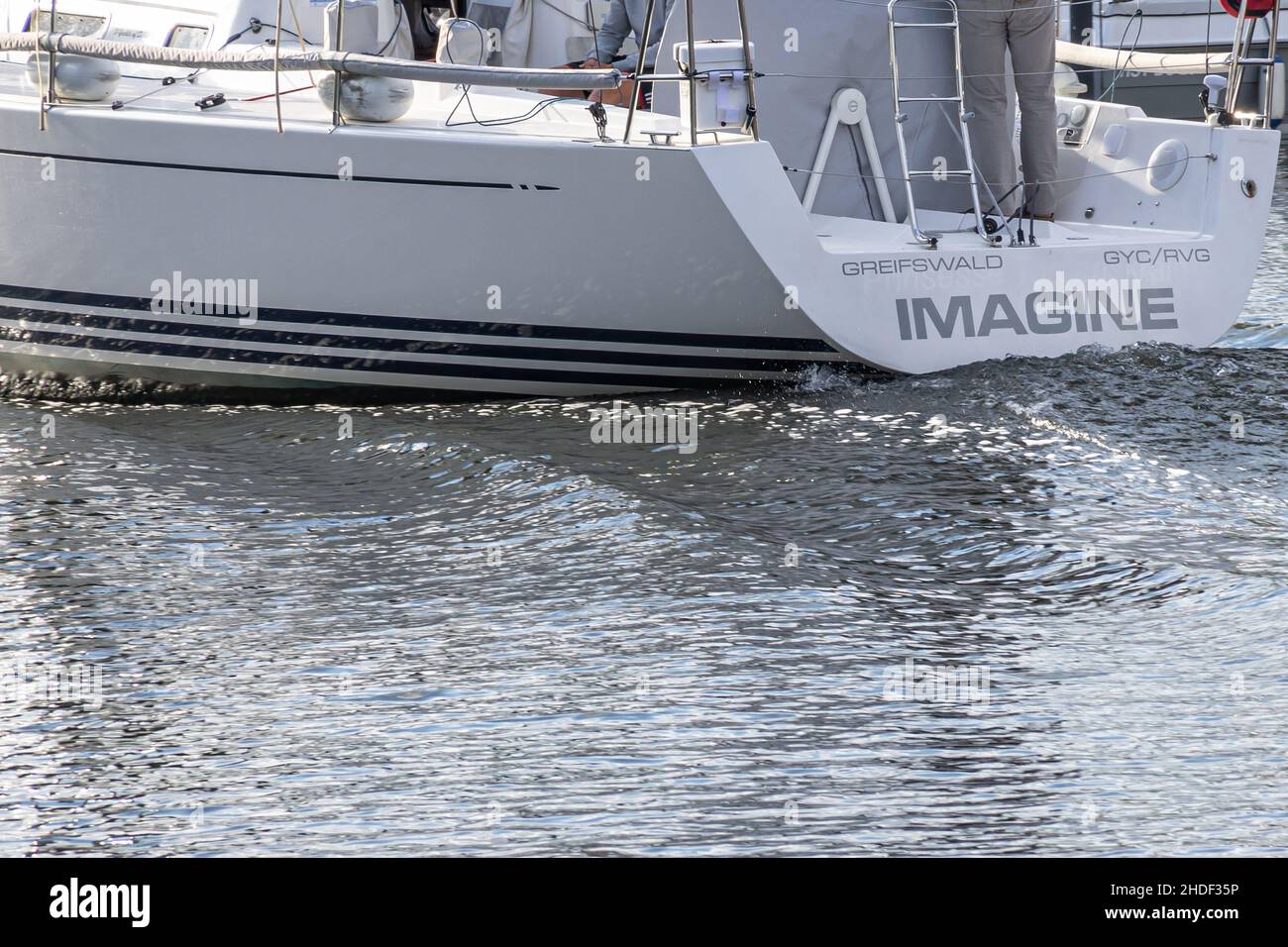 Hansestadt Greifswald, Mecklenburg-Vorpommern, Deutschland - 25. August 2014: Das Segelboot IMAGINE fährt auf dem Fluss Ryck durch den Stadthafen Gei Stockfoto