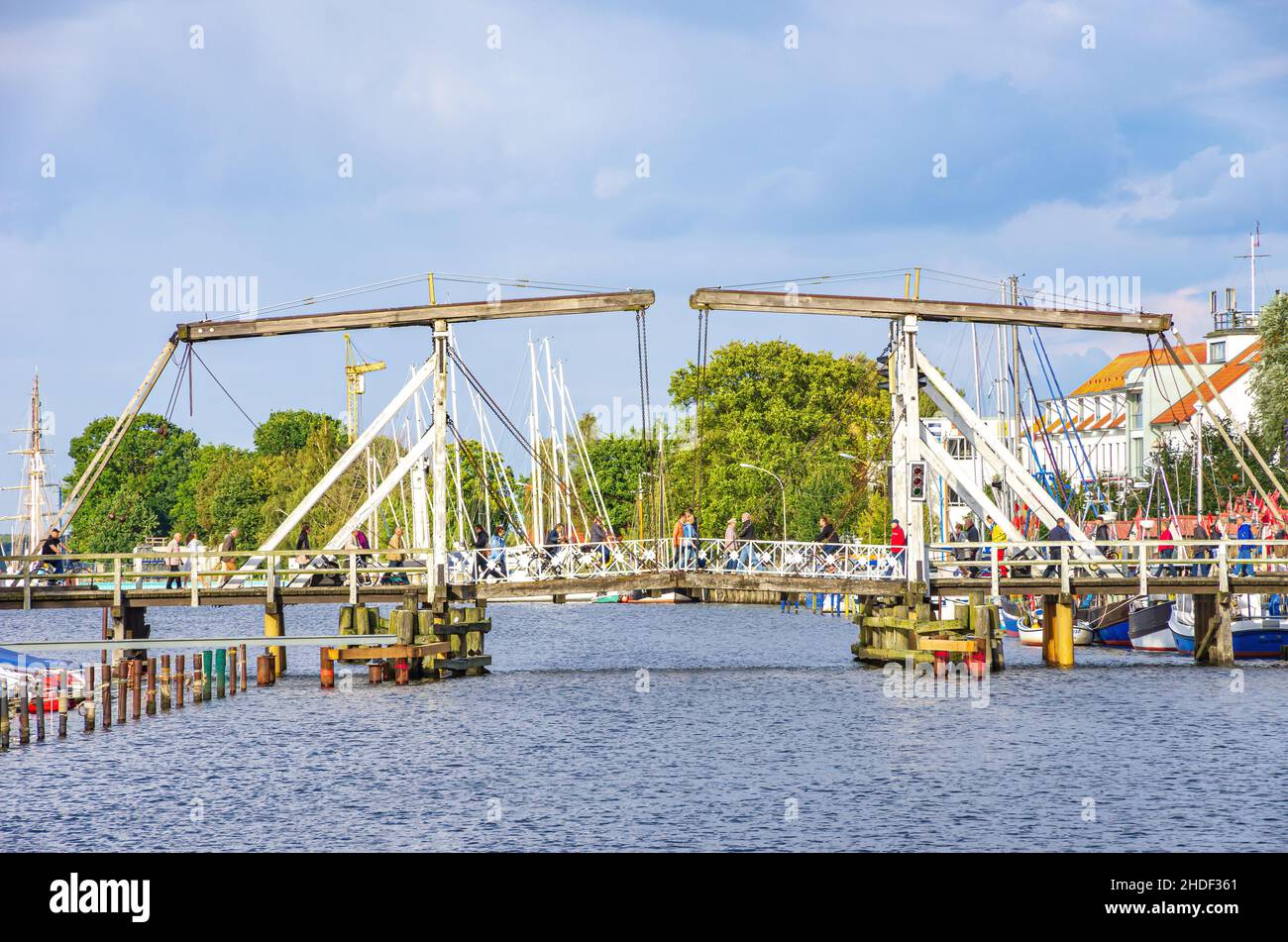 Malerischer Blick auf die alte Wieck-Holzbascule-Brücke über den Ryck, den Stadthafen Greifswald-Wieck, die Hansestadt Greifswald, Mecklenburg- Stockfoto