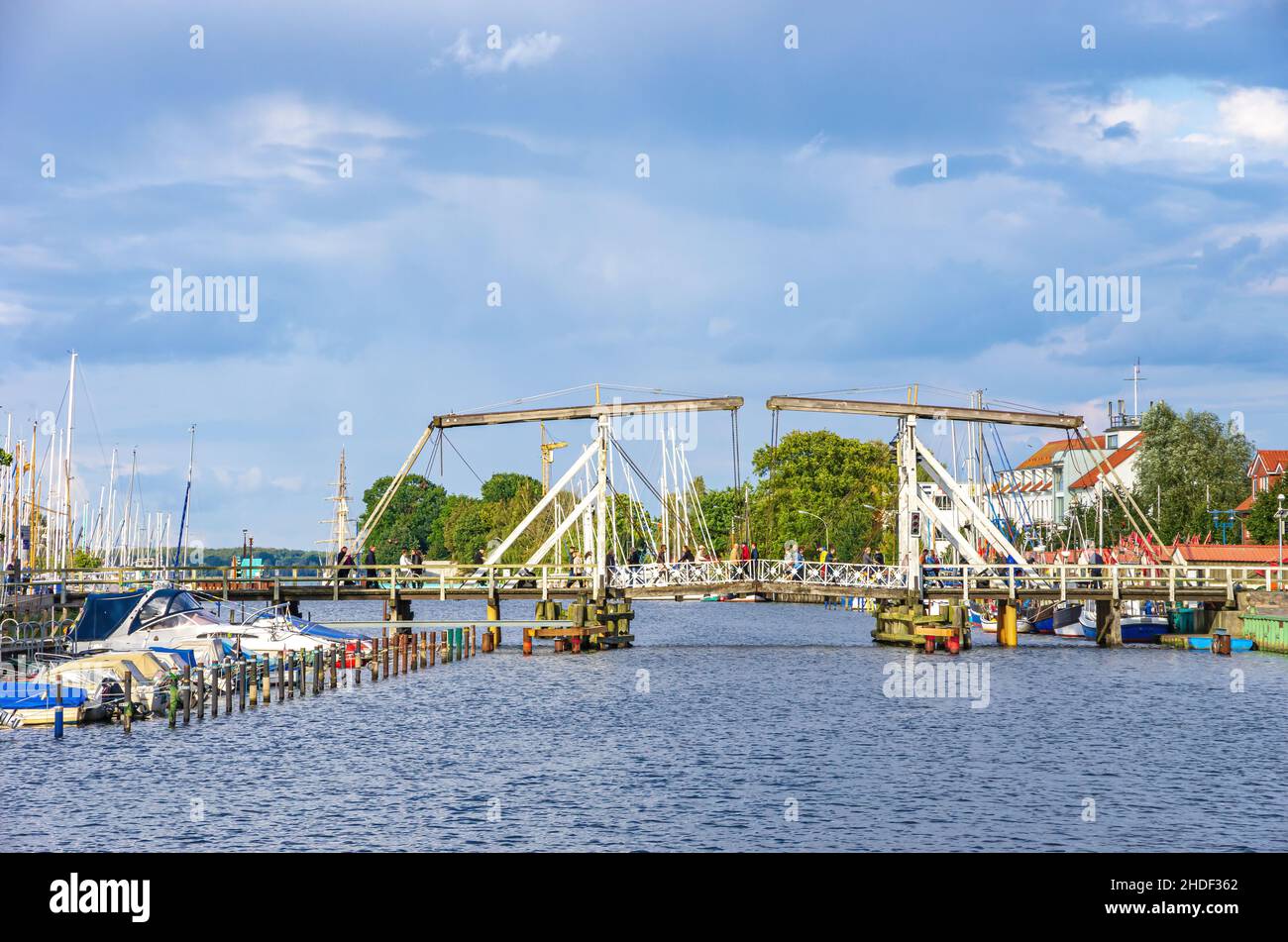 Malerische Ansicht der alten Wiecker Holzklappbrücke über den Fluss Ryck, Stadthafen Greifswald-Wieck, Hansestadt Greifswald, Mecklenburg-Vorpommern, Stockfoto