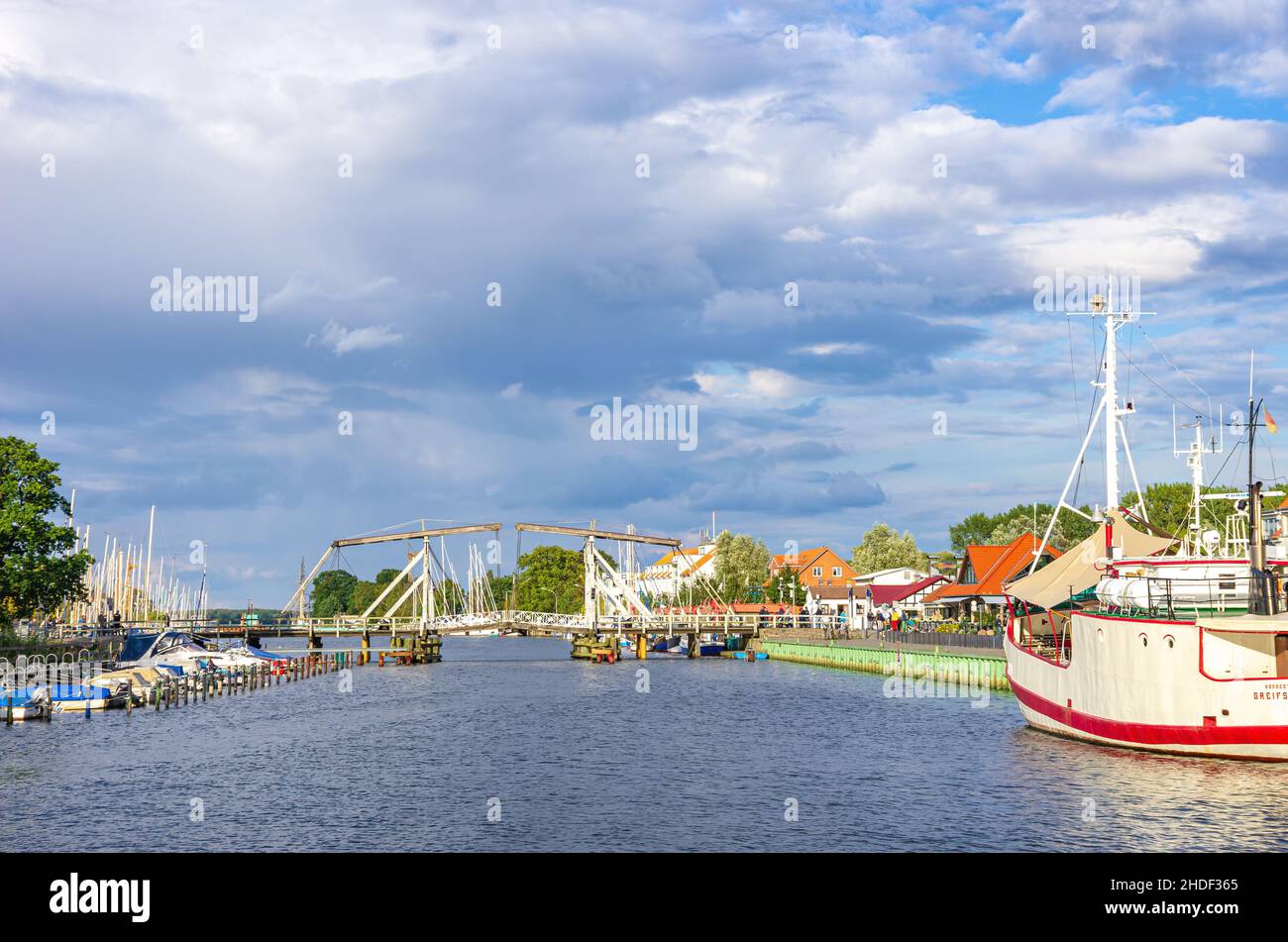 Malerischer Blick auf die alte Wieck-Holzbascule-Brücke über den Ryck, den Stadthafen Greifswald-Wieck, die Hansestadt Greifswald, Deutschland. Stockfoto