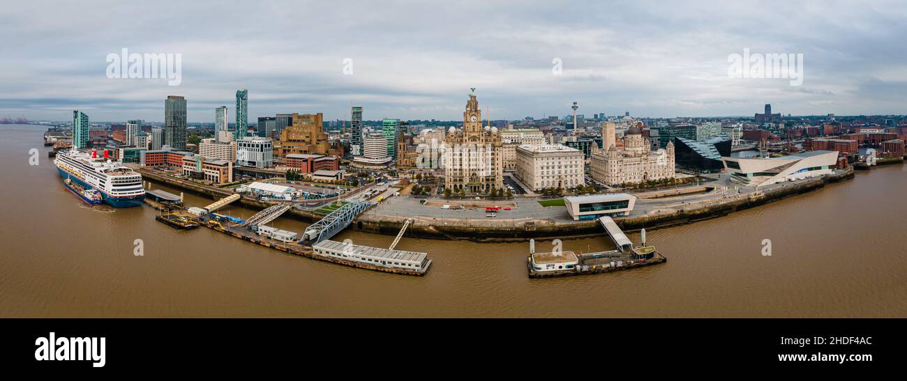 Ein Panoramablick auf moderne Gebäude und Wolkenkratzer in der Nähe des Flusses Stockfoto