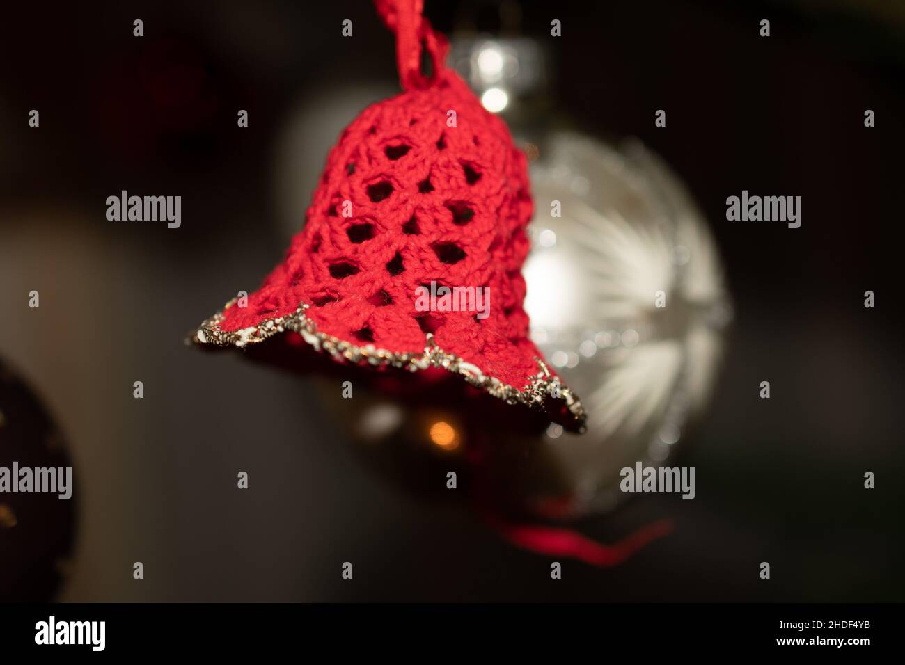 Liechtenstein, 24. Dezember 2021 Weihnachtsbaum mit vielen schönen Ornamenten geschmückt Stockfoto