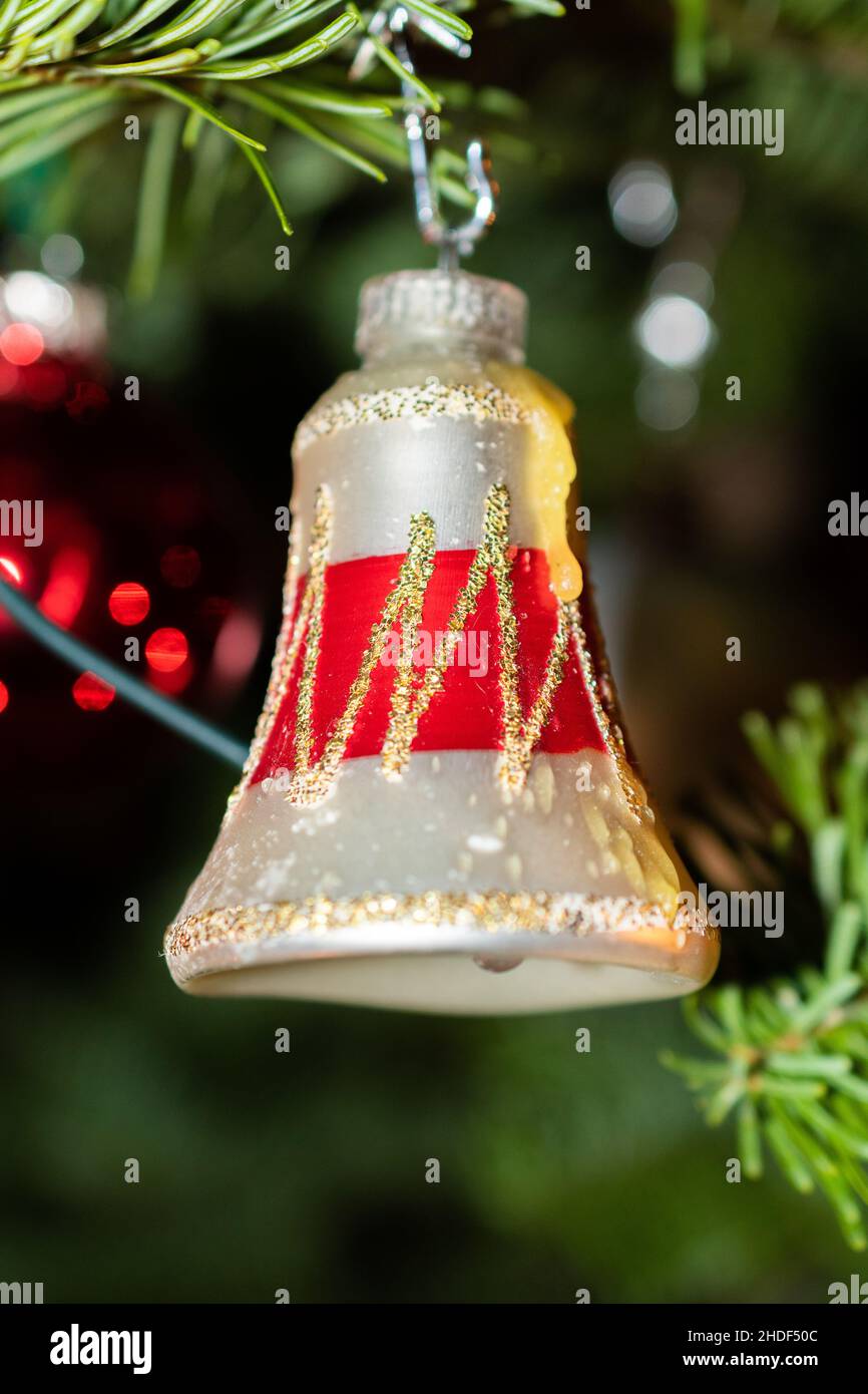 Liechtenstein, 24. Dezember 2021 Weihnachtsbaum mit vielen schönen Ornamenten geschmückt Stockfoto