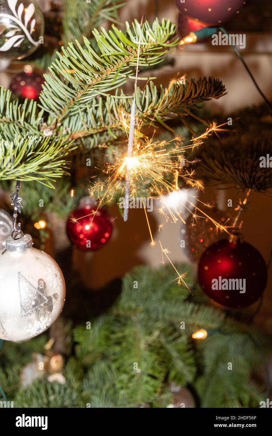 Liechtenstein, 24. Dezember 2021 Weihnachten funkelndes Licht brennt auf einem weihnachtsbaum Stockfoto