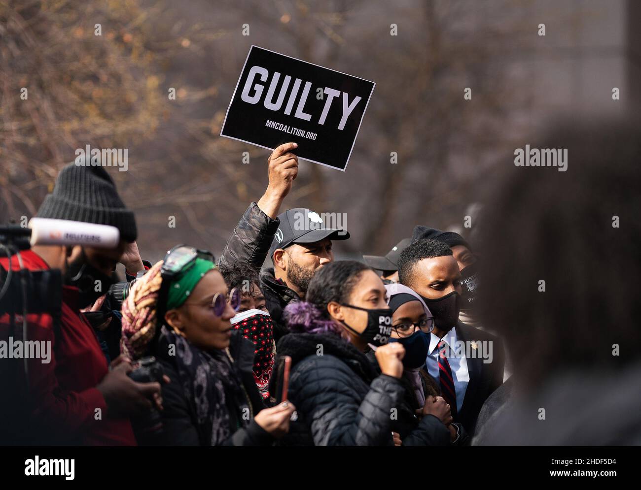 (220106) -- PEKING, 6. Januar 2022 (Xinhua) -- Menschen versammeln sich vor dem Hennepin County Government Center als Reaktion auf das Gerichtsurteil, dass der ehemalige Minneapolis-Polizist Derek Chauvin in allen Anklagepunkten in Minneapolis, Minnesota, den Vereinigten Staaten, am 20. April 2021 für schuldig befunden wurde. (Foto von Ben Brewer/Xinhua) Stockfoto