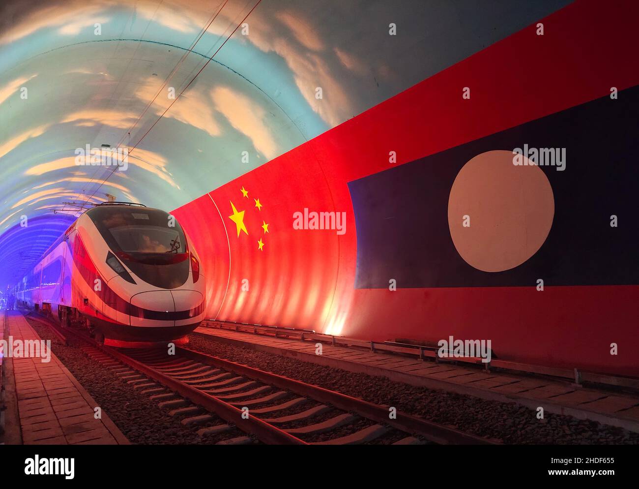 (220106) -- PEKING, 6. Januar 2022 (Xinhua) -- der elektrische Mehreinheit-Zug Lane Xang fährt durch die Grenze zwischen China und Laos in einem Tunnel, 15. Oktober 2021. Die 1.035 km lange China-Laos-Bahn nahm am 3. Dezember 2021 ihren Betrieb auf. (Foto von Cao Anning/Xinhua) Stockfoto