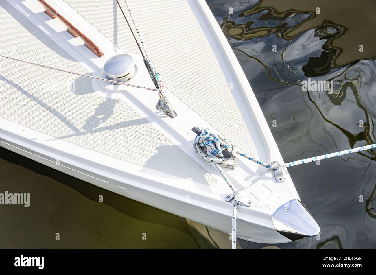 Bug eines Segelbootes, schräg von oben gesehen vorne, vertäut im Stadthafen Greifswald-Wieck, Greifswald, Deutschland. Stockfoto
