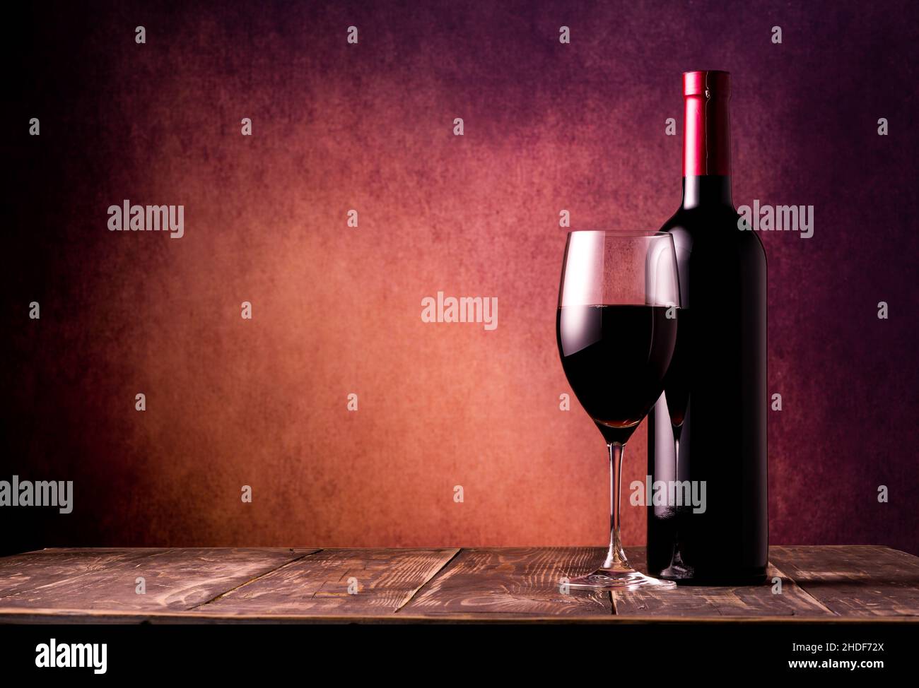 Weinglas, Weinflasche, Rotwein, Glasware, Weinflaschen, Rotweine Stockfoto