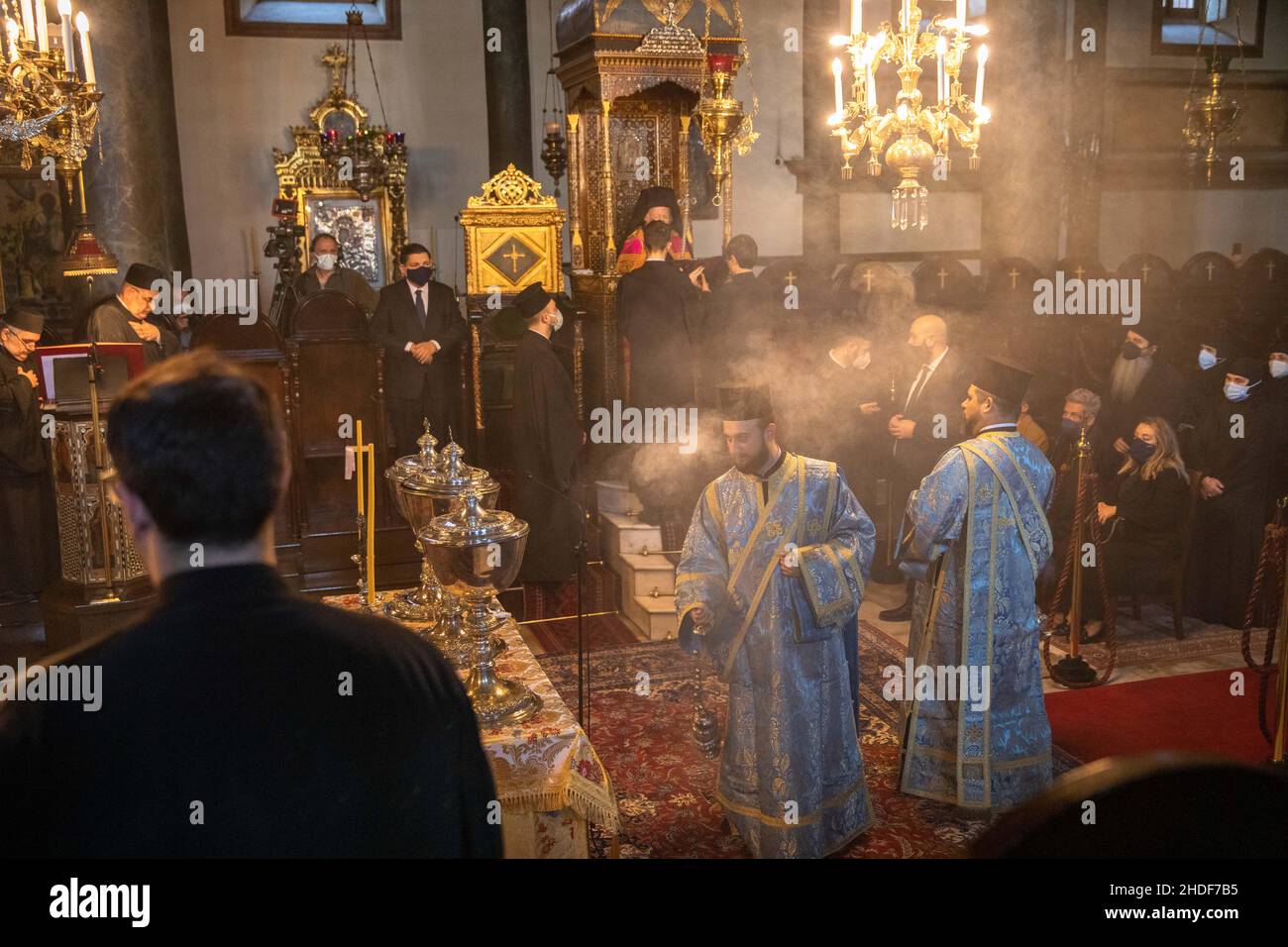 Der griechisch-orthodoxe Ökumenische Patriarch Bartholomaios I. von Konstantinopel hält die Epiphanie-Messe im Rahmen der Feierlichkeiten zum Epiphanie-Tag in der Kirche. Stockfoto