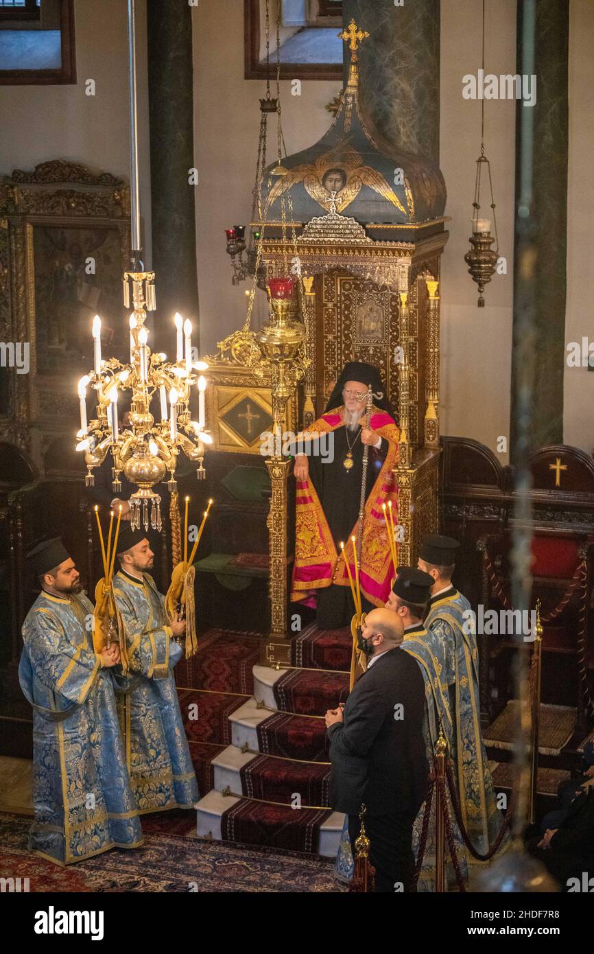 Der griechisch-orthodoxe Ökumenische Patriarch Bartholomaios I. von Konstantinopel hält die Epiphanie-Messe im Rahmen der Feierlichkeiten zum Epiphanie-Tag in der Kirche. Stockfoto