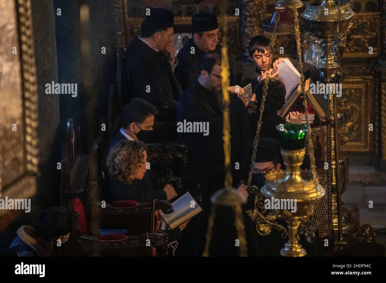 ISTANBUL, TÜRKEI - 06. Januar 2022: Griechisch-orthodoxe Menschen mit Schutzmasken nehmen an den Epiphanie-Feierlichkeiten in der Patriarchalkirche Teil. Stockfoto