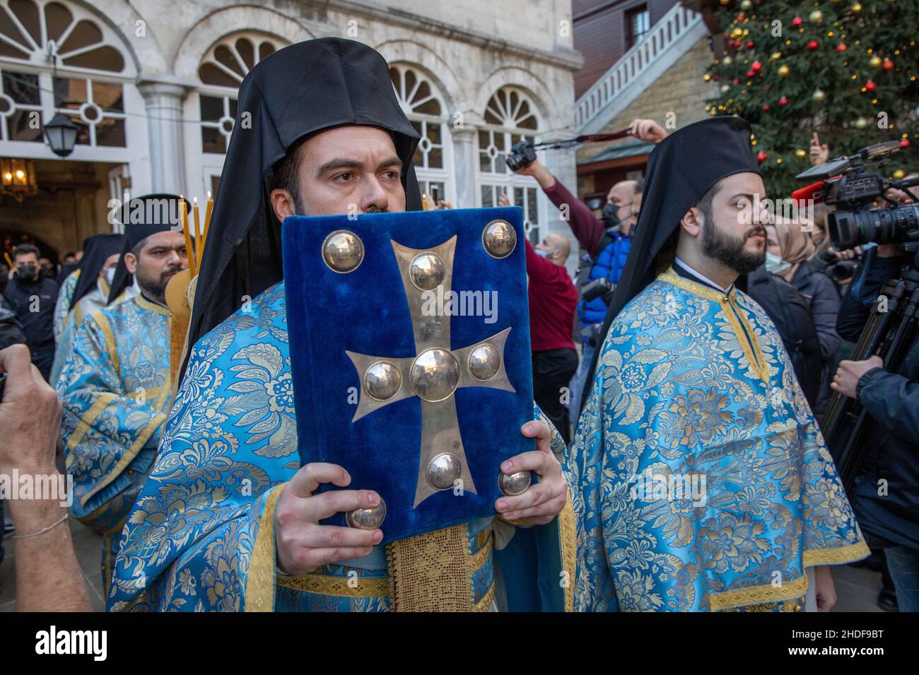 ISTANBUL, TÜRKEI - 06. Januar 2022: Der griechisch-orthodoxe Ökumenische Patriarch von Konstantinopel, Bartholomäus I., geht auf den Paradeplatz. Stockfoto