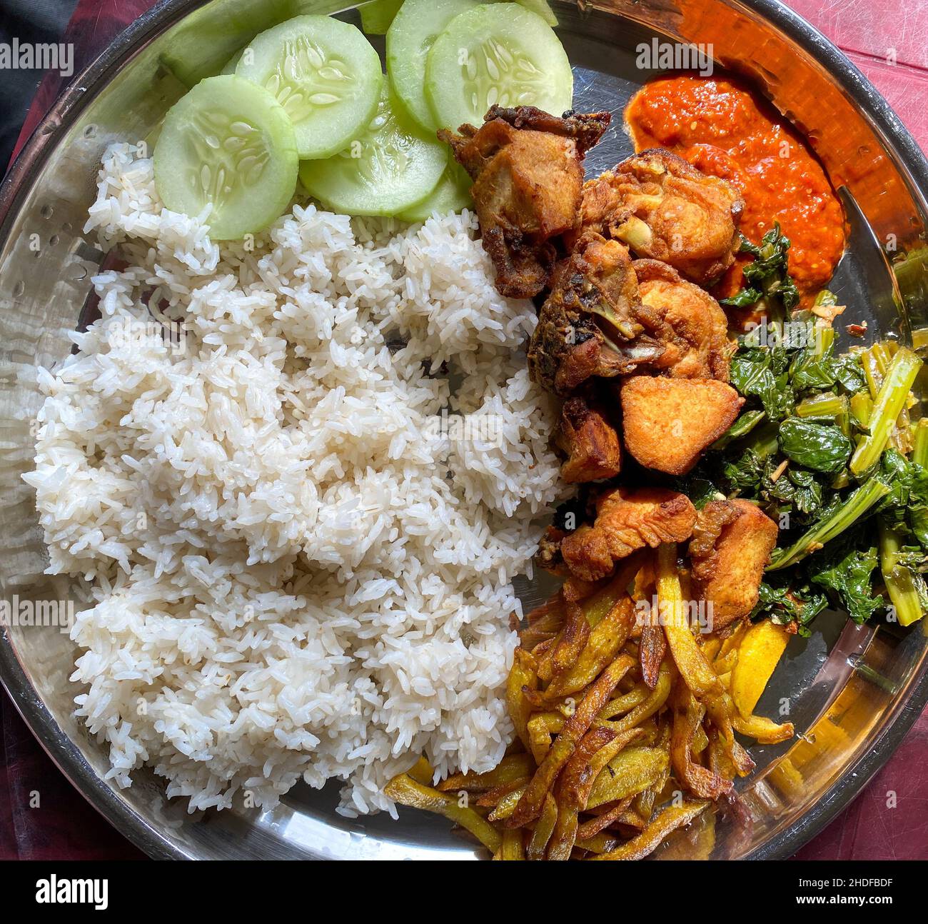 Eine Mahlzeit mit nepalesischem Dhal bhat oben. Stockfoto