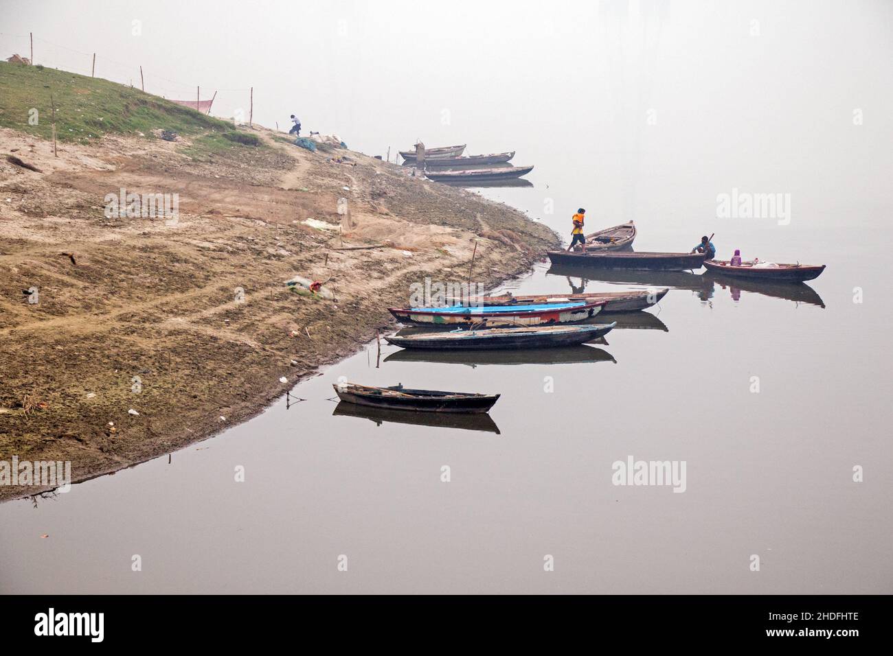 Viele Fischerboote stehen auf dem ganges Fluss in varanasi indien. Stockfoto