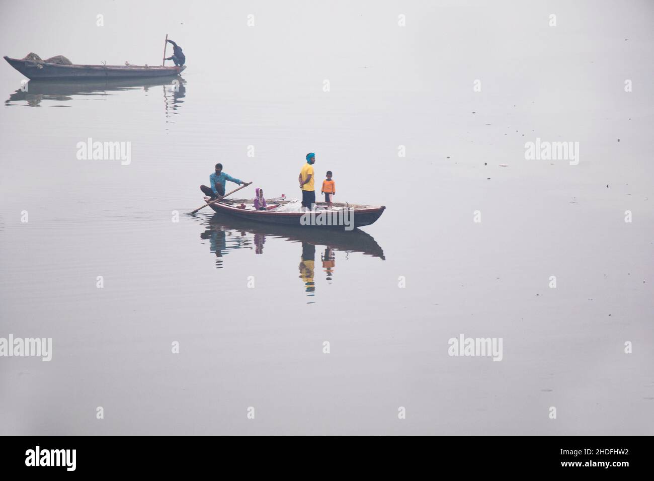 Fischerboote auf dem ganges-Fluss bei varanasi uttar pradesh indien. Stockfoto