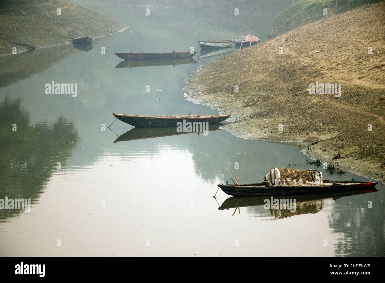 Viele Fischerboote stehen auf dem ganges Fluss in varanasi indien. Stockfoto