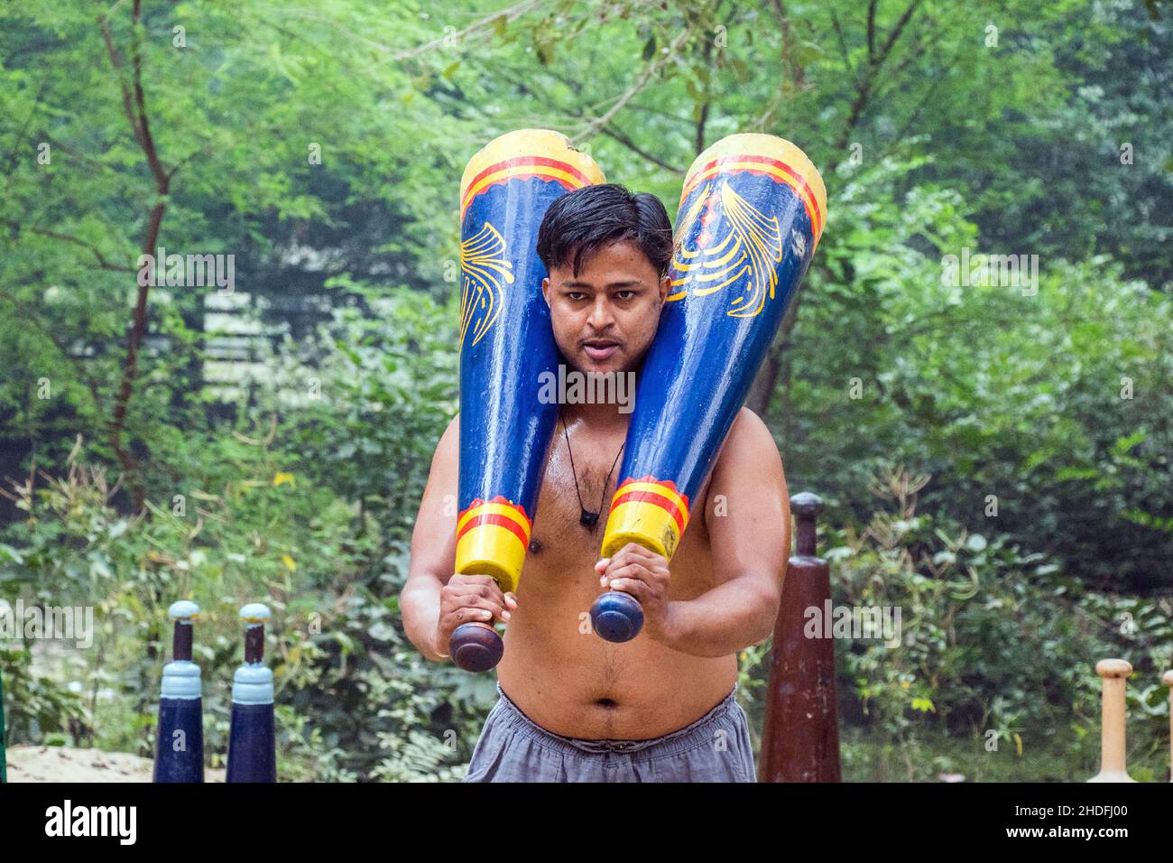 Nicht identifizierte indische Ringer trainieren, indem sie ihre traditionellen Ausrüstungen in der Nähe von ganga Ghat in Varanasi, Uttar Pradesh, Indien, anheben. Stockfoto