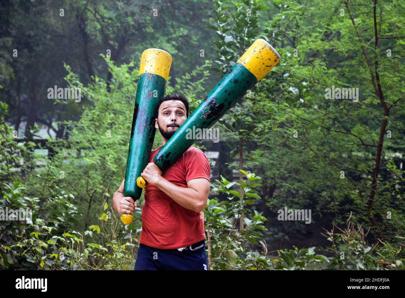 Nicht identifizierte indische Ringer trainieren, indem sie ihre traditionellen Ausrüstungen in der Nähe von ganga Ghat in Varanasi, Uttar Pradesh, Indien, anheben. Stockfoto