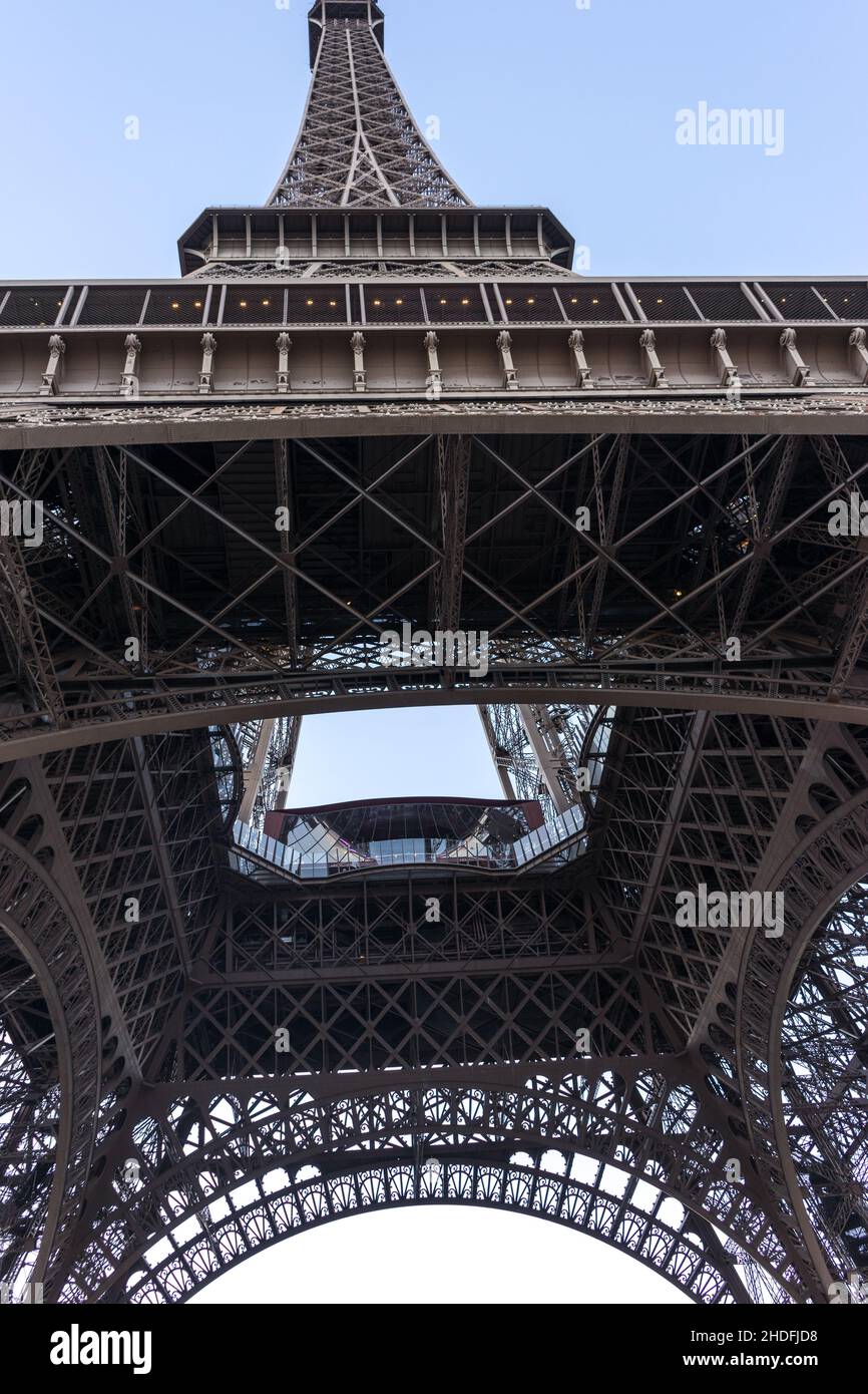 Vertikale, schräge Ansicht der Stahlträger des Eiffelturms in Paris, Frankreich Stockfoto