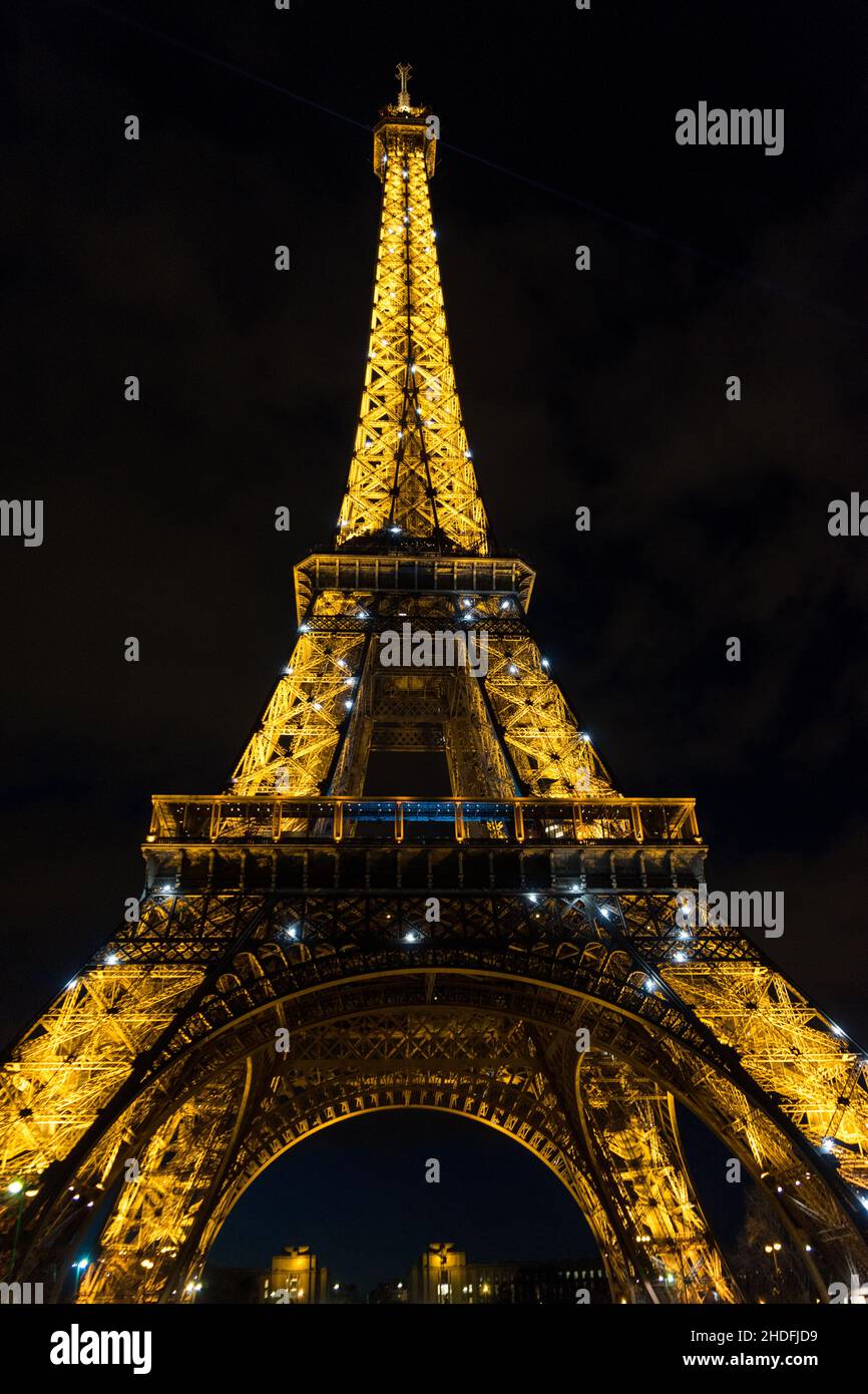 Vertikale Nachtansicht des Eiffelturms von den Trocadero-Gärten in Paris, Frankreich Stockfoto