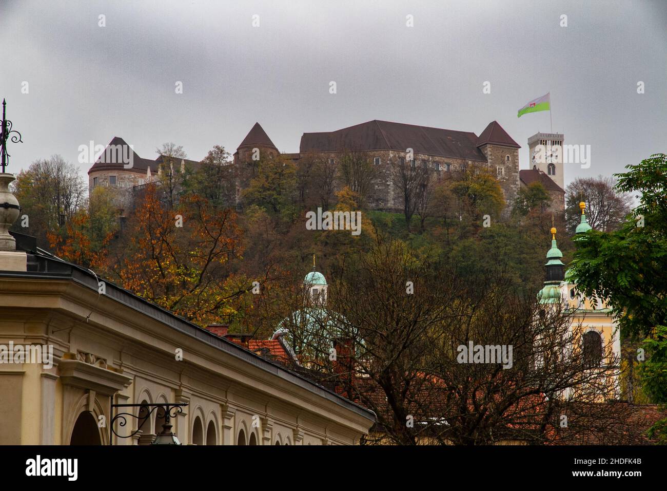 Ljubljana, Slowenien, Burg von Ljubljana auf dem Hügel im Hintergrund Stockfoto