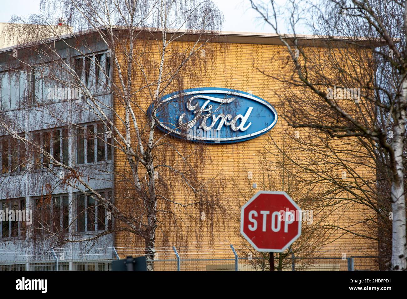 Fordwerke in Köln, Verwaltungsgebäude des Automobilherstellers Ford in Köln.STOP-Schild vor dem Gebäude mit Ford - Firmenlogo. Stockfoto