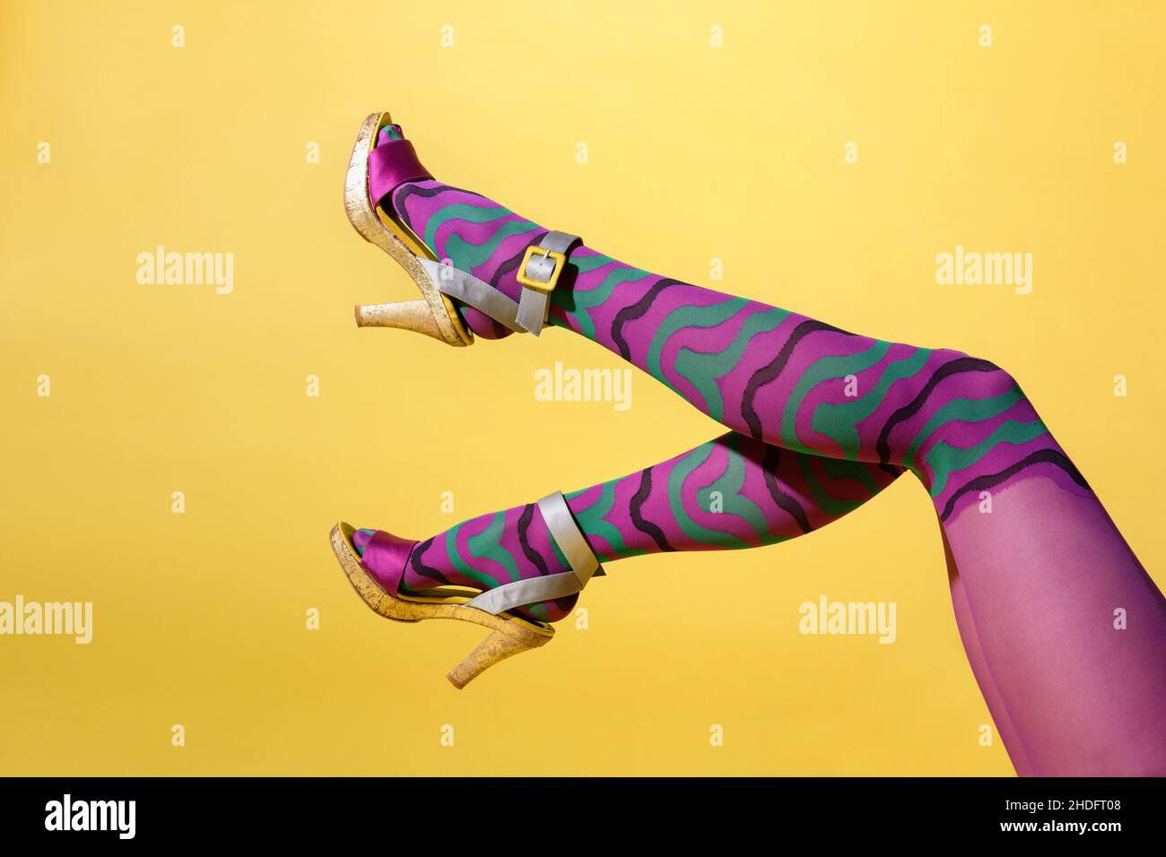 High heels, Strumpfhosen, weibliches Bein, hohe Ferse, Nylons, Strumpfhosen,  Strümpfe, Beine, Frauenbein Stockfotografie - Alamy