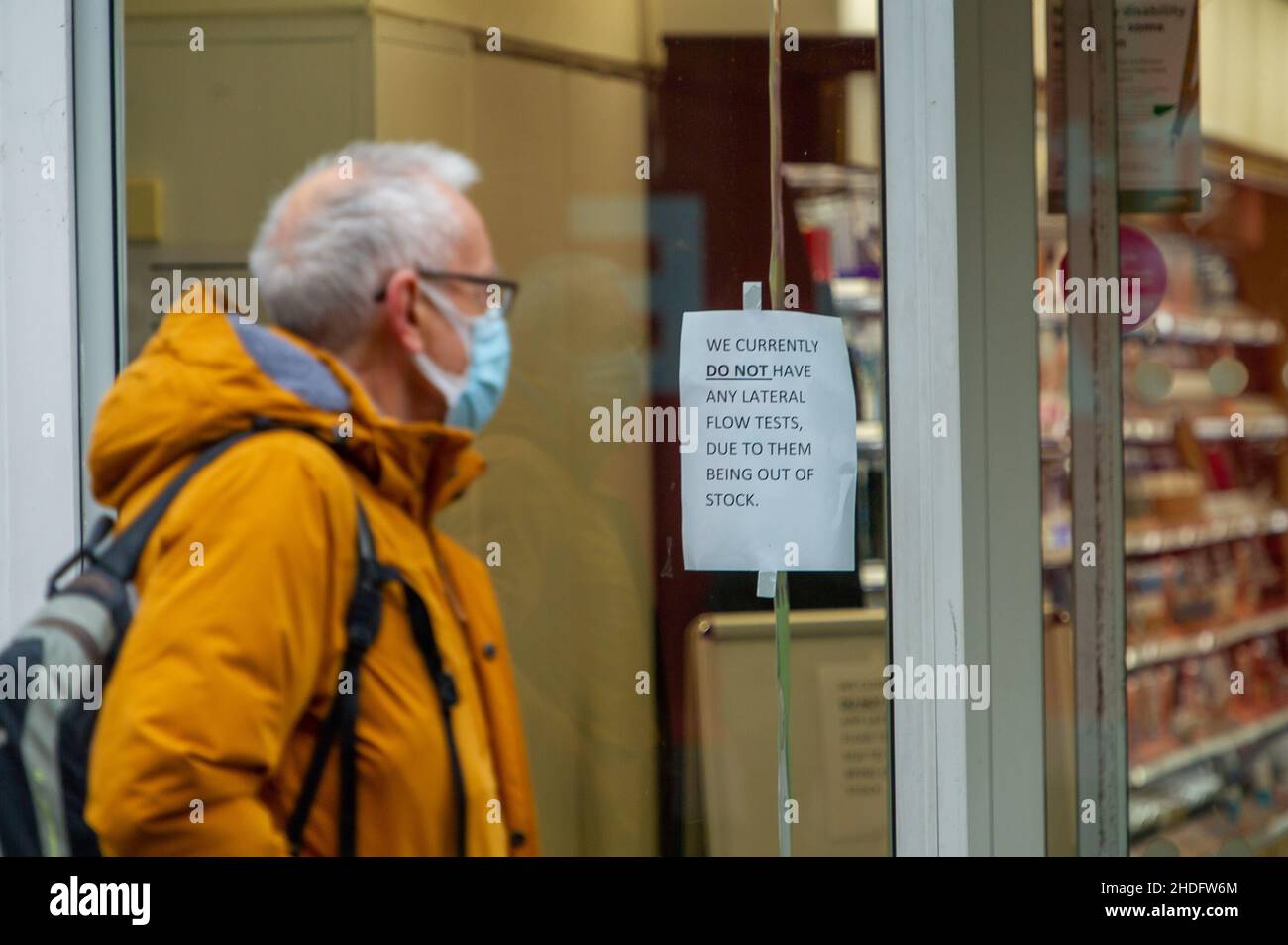 Windsor, Großbritannien. 6th. Januar 2022. Ein Schild im Fenster von Boots, das Kunden mitteilt, dass sie keine Covid-19 Lateral Flow Tests auf Lager haben. Die Regierung fordert die Menschen auf, Lateral Flow-Tests zu verwenden, doch die Verfügbarkeit dieser Tests ist nach wie vor sehr begrenzt. Quelle: Maureen McLean/Alamy Live News Stockfoto