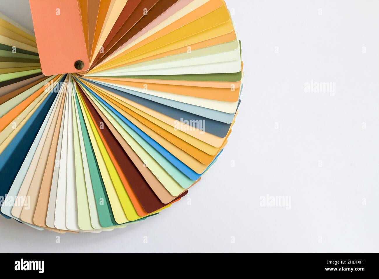 Beispiel-Farbpalette für Innen- und Außenwandfarbe auf weißer Oberfläche mit Kopierfläche Stockfoto