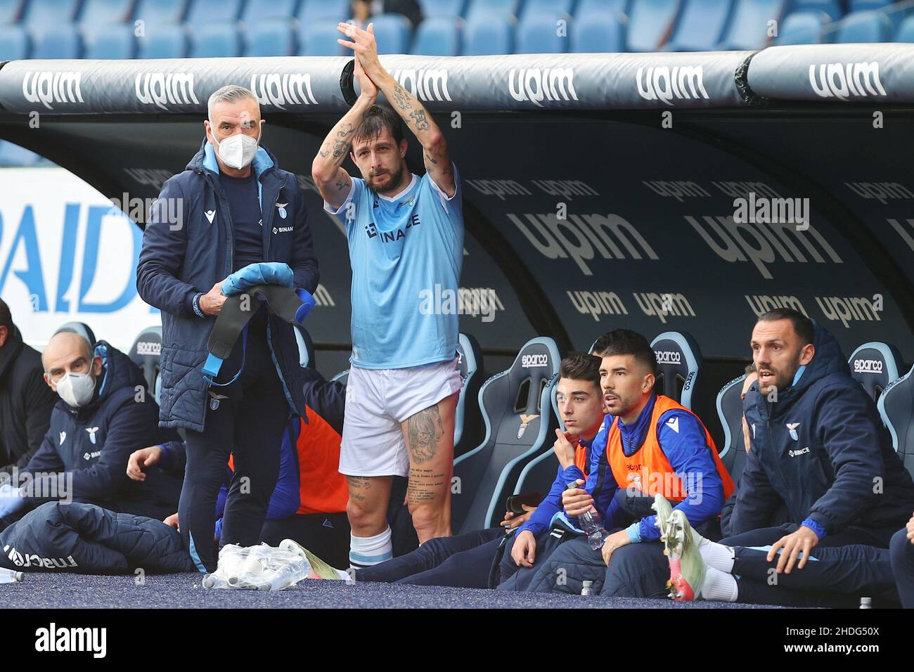 Rom, Italien. 06th Januar 2022. Francesco Acerbi aus dem Latium begrüßt die Fans während des Fußballspiels der italienischen Meisterschaft Serie A zwischen der SS Lazio und dem FC Empoli am 6. Januar 2022 im Stadio Olimpico in Rom, Italien - Foto Federico Proietti/DPPI Credit: DPPI Media/Alamy Live News Stockfoto