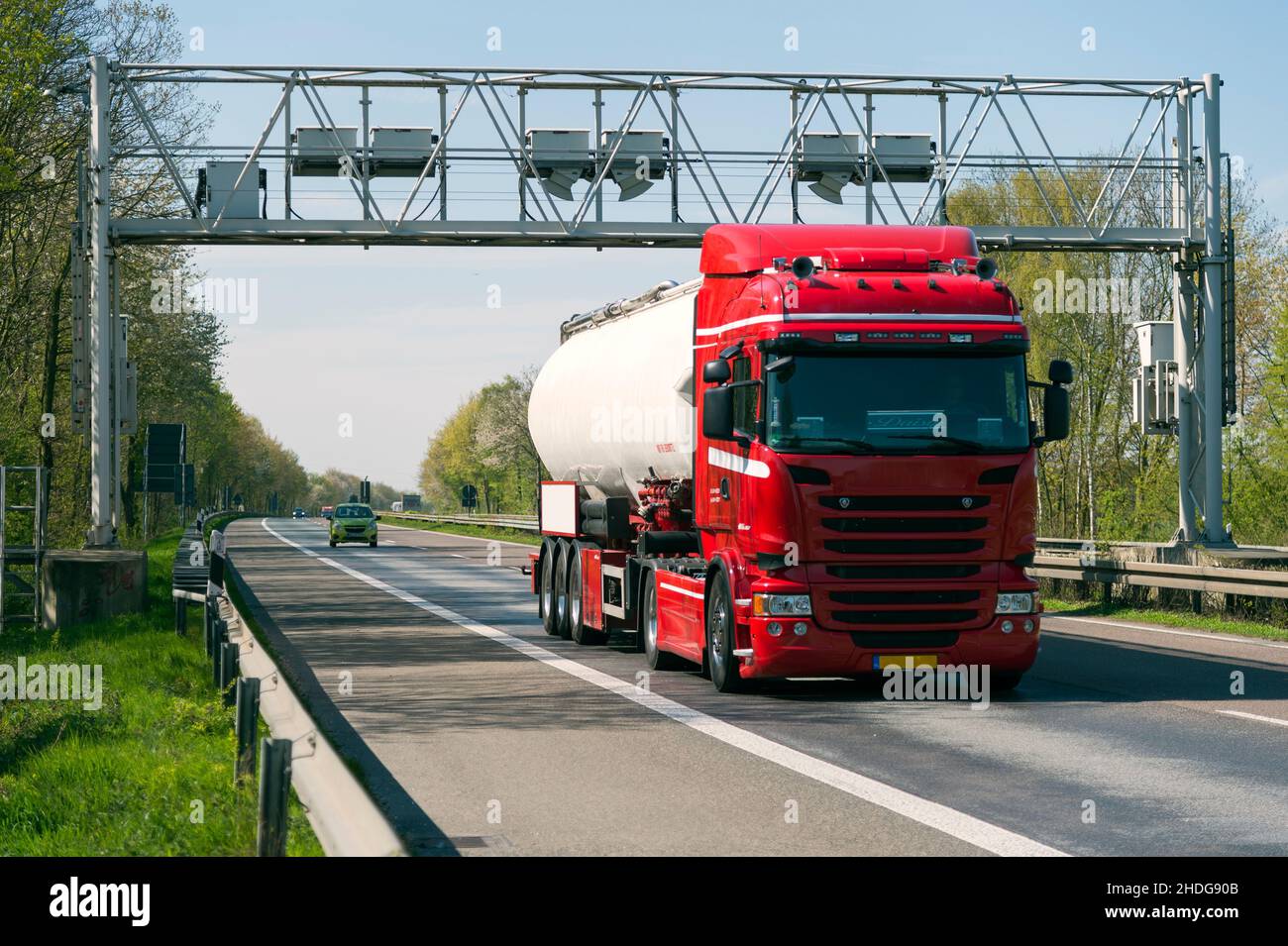 autobahn, LKW, Mautbrücke, Autobahnen, Autobahn, Autobahnen, Lastwagen, Lastwagen, Mautbrücken Stockfoto