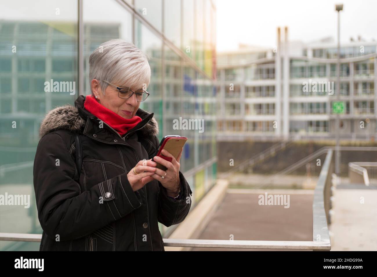 Senior, mobile Kommunikation, düsseldorf Himmel, Ältere, Alte, senioren, Mobilfunk, düsseldorf-Hafens Stockfoto