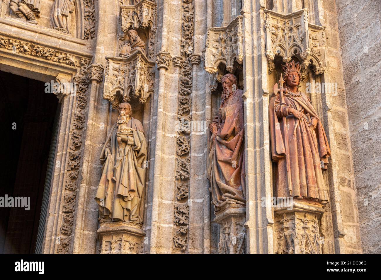 Sevilla, Spanien. Die Puerta de San Miguel (St. Michael's Gate) der gotischen Kathedrale Santa Maria del See Stockfoto