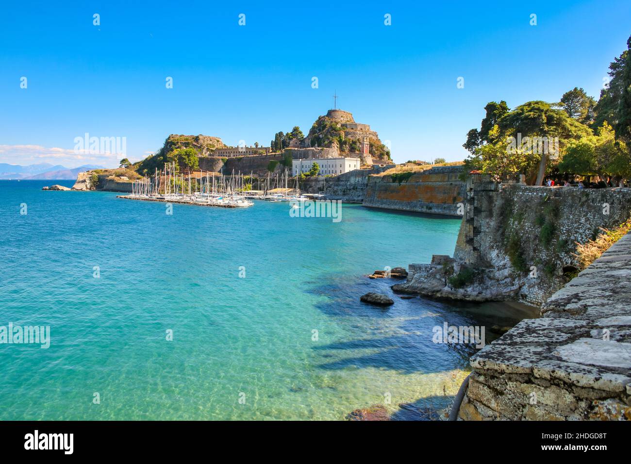 Schöne Aufnahme einer alten Festung auf einem Hügel an der Küste von Korfu, Griechenland Stockfoto