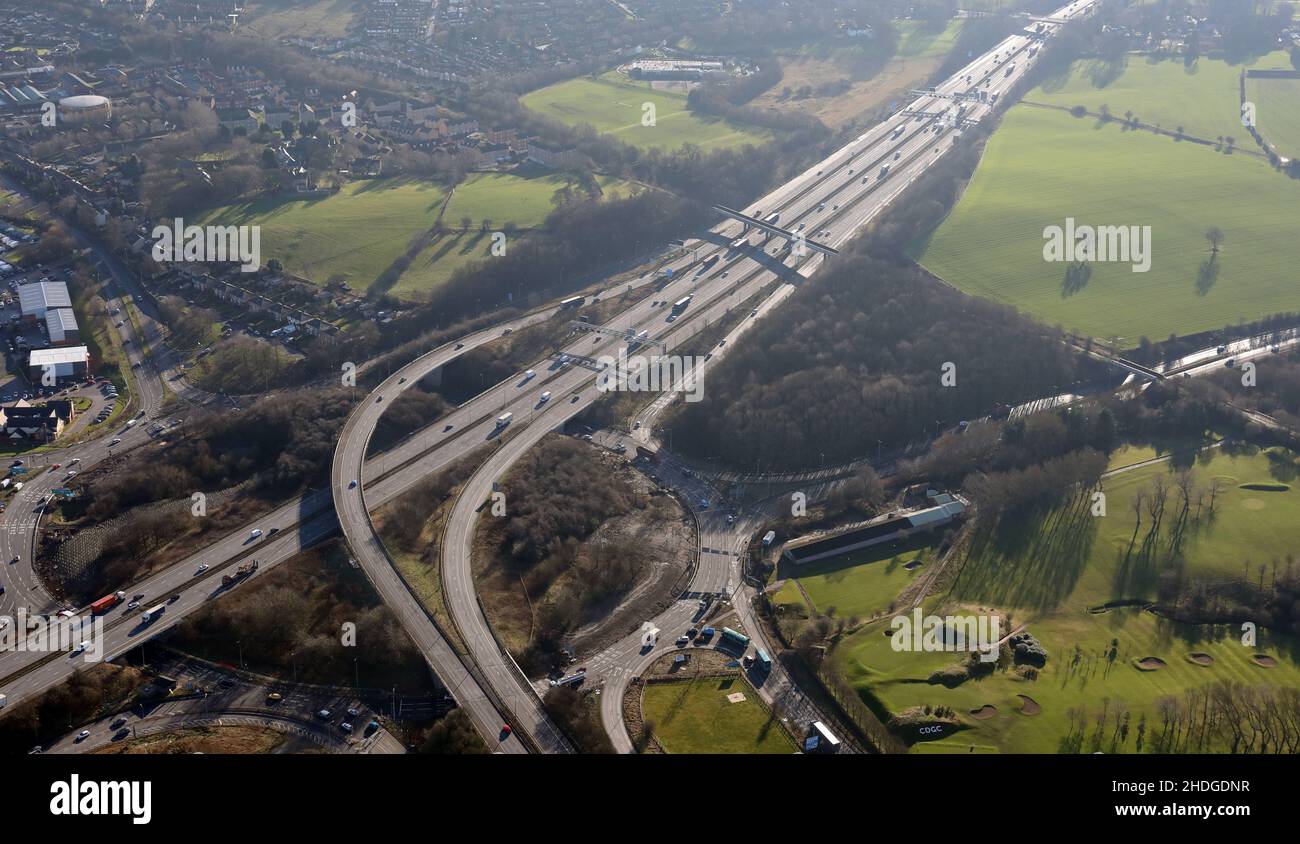 Luftaufnahme der Autobahnkreuzung 26 M62 mit der M606 in Cleckheaton, West Yorkshire Stockfoto
