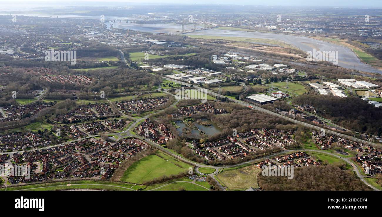 Luftaufnahme von Keckwick und Manor Park aus Richtung Nordwesten in Richtung Runcorn und dem Fluss Mersey Stockfoto