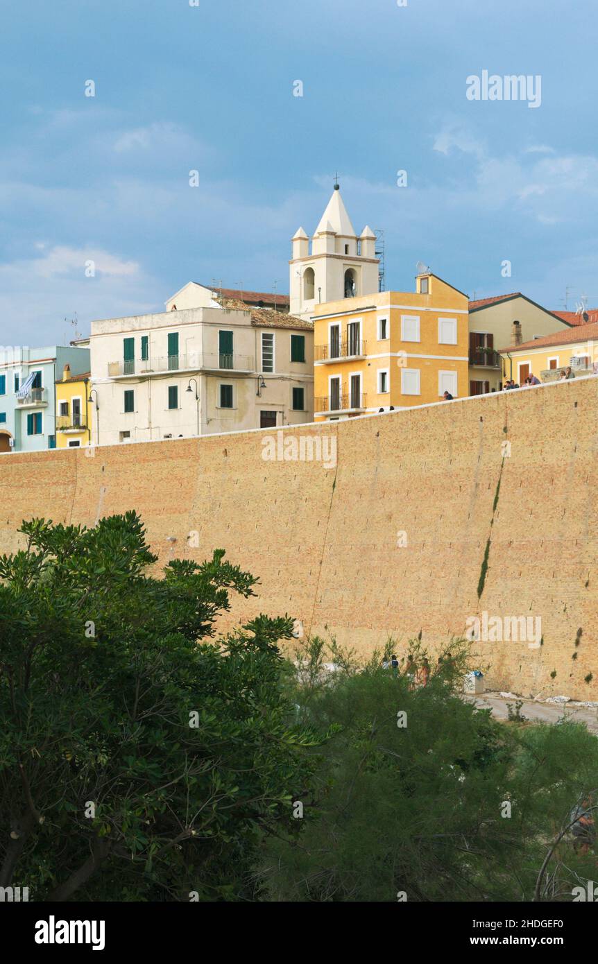 Die Stadtmauer und die Altstadt von Termoli, Molise, Italien Stockfoto
